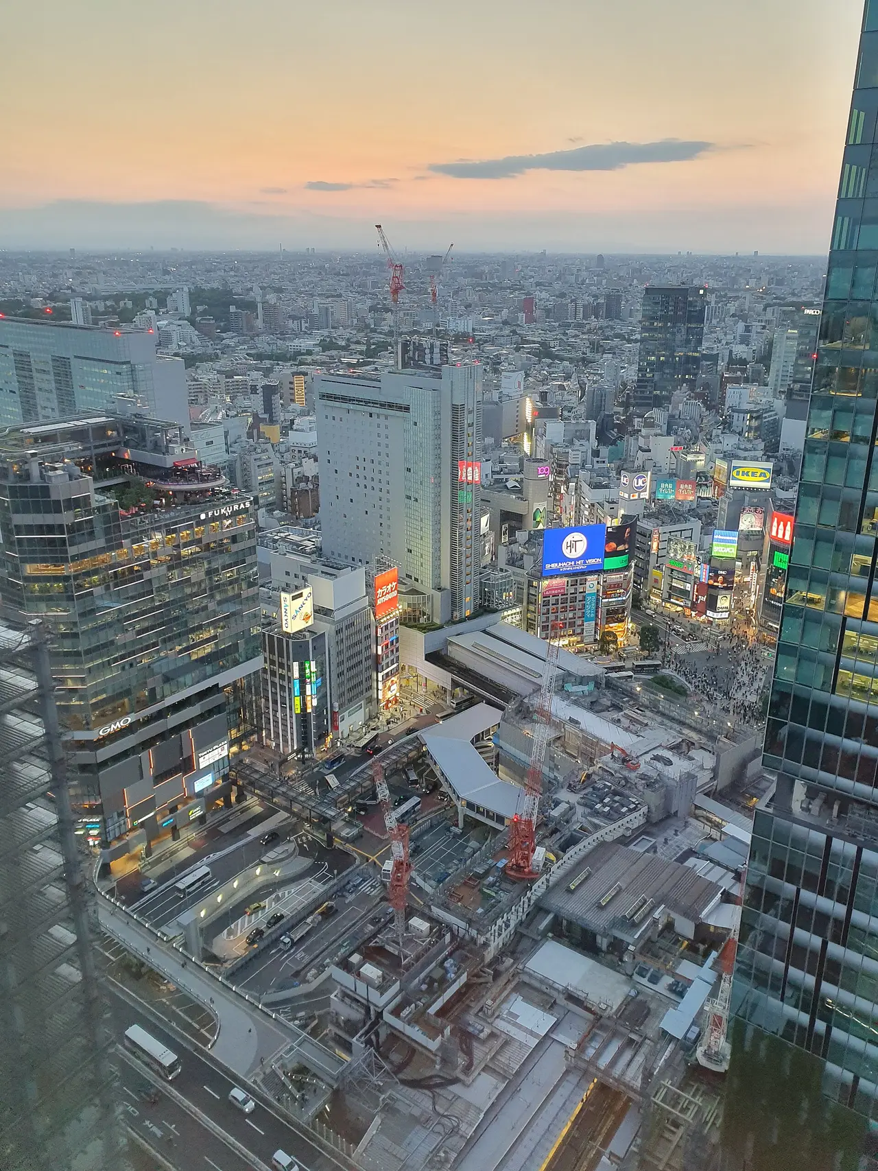Cruce de Shibuya en Tokio de noche, lleno de gente y anuncios luminosos